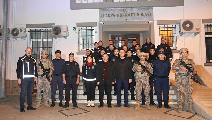 Alanya Kaymakamı Ürkmezer ile Belediye başkanı Yücel yeni yılda çalışanları unutmadı