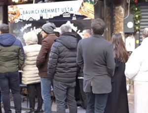 Turistler balık ekmek kuyruğunda