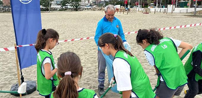 Alanya halk Plajında deniz çöpleri farkındalık çalışması